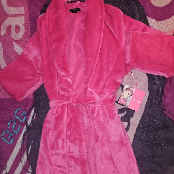 Paris Hilton Fuchsia Plush Robe - Picture 1 of 4